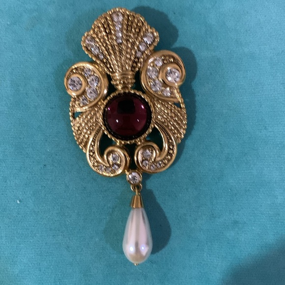 Vintage signed Jeff Lieb gold tone crest pin with rhinestone dangle pearl purple - Picture 3 of 8